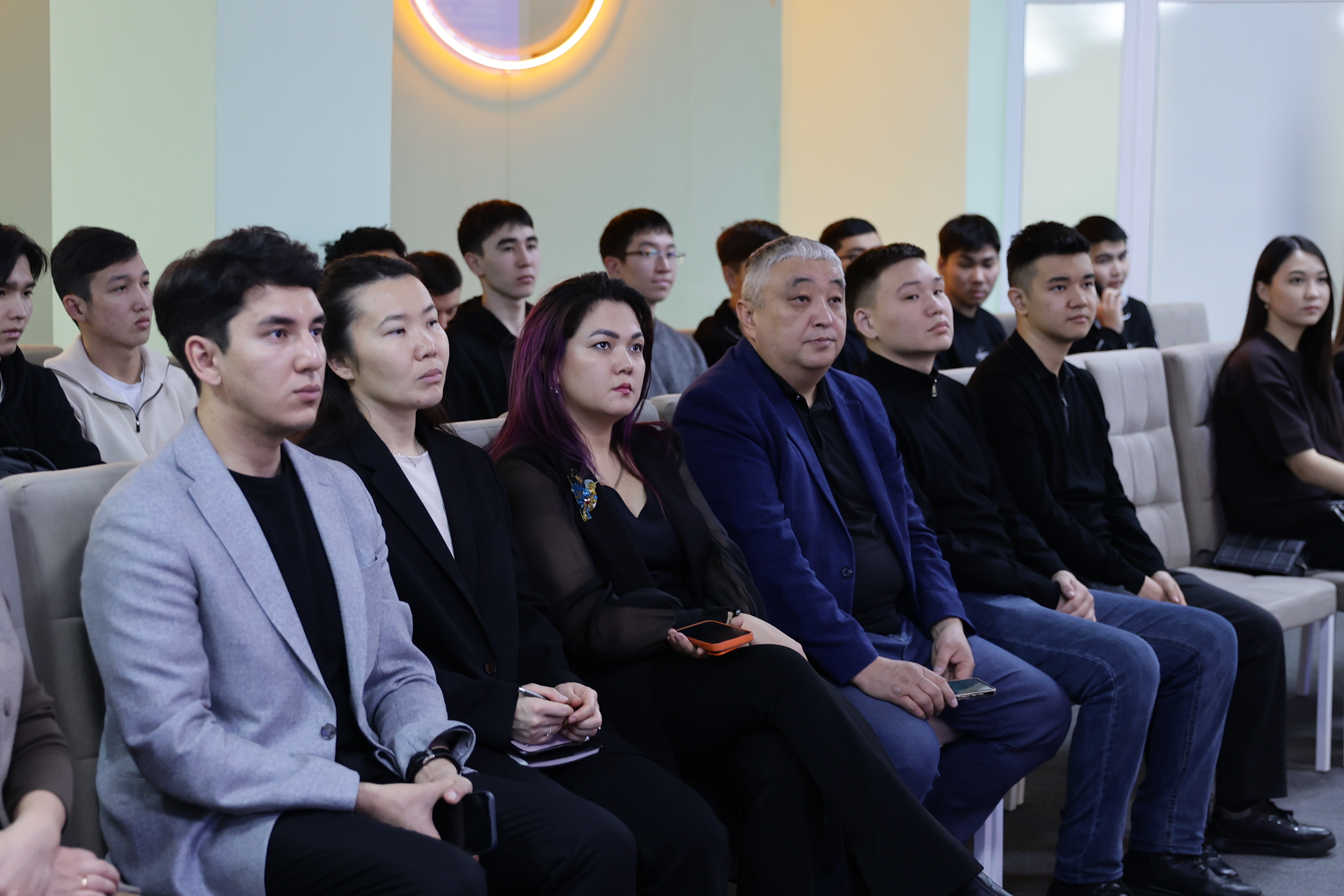 Digital management and innovative development: workshop at Shakarim University