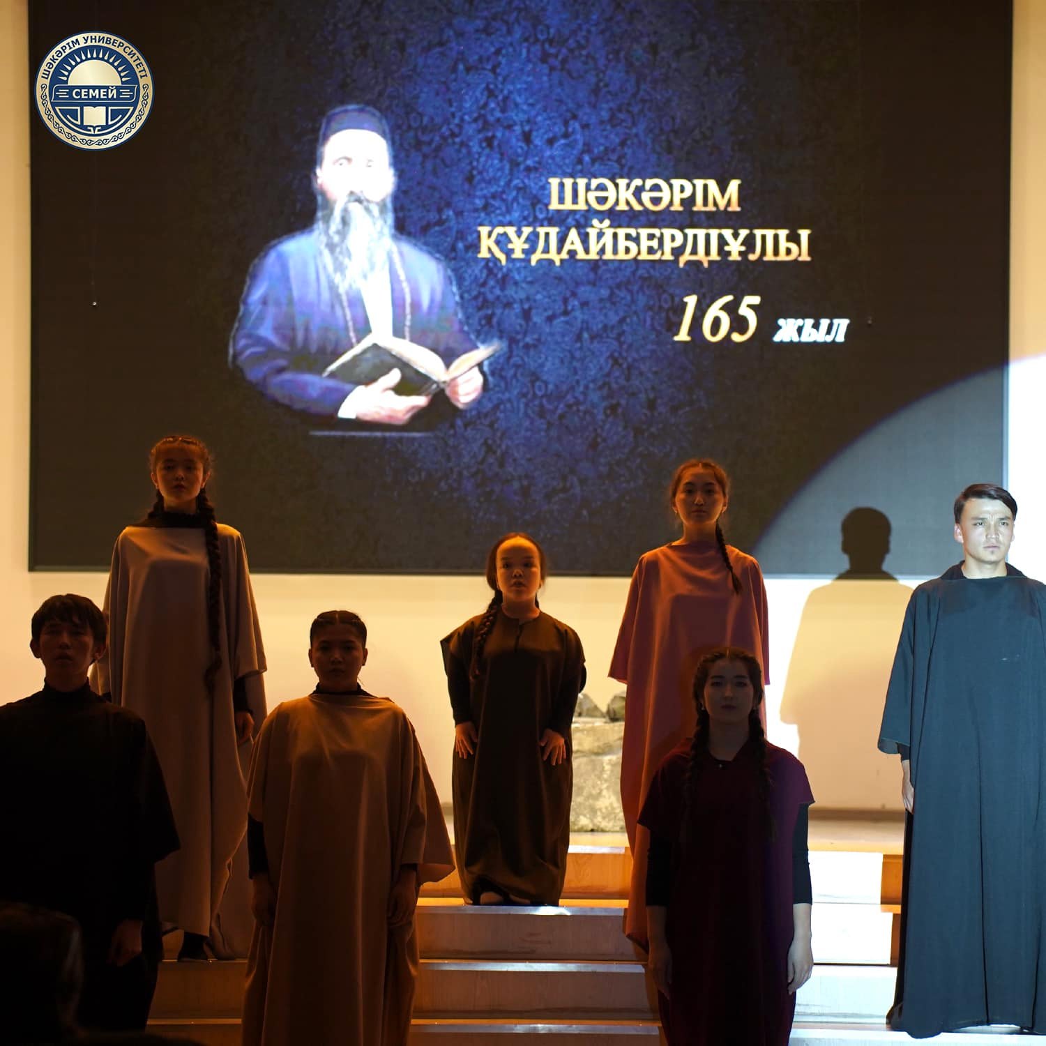 ТЕАТР “КАРАКОЗ” ПРЕДСТАВИЛ МОНОСПЕКТАКЛЬ “ШӘКӘРІМ ӘЛЕМІ”