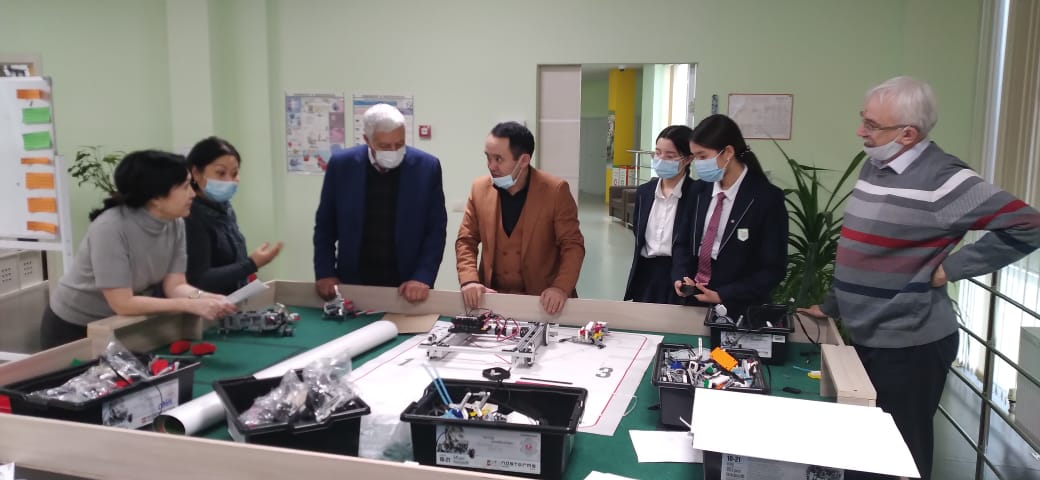 МЕДИА АЙДАР: ЖИЗНЬ ФАКУЛЬТЕТА:ЕМФ / У КАЗАХСТАНСКИХ  ШКОЛ БОЛЬШОЕ БУДУЩЕЕ