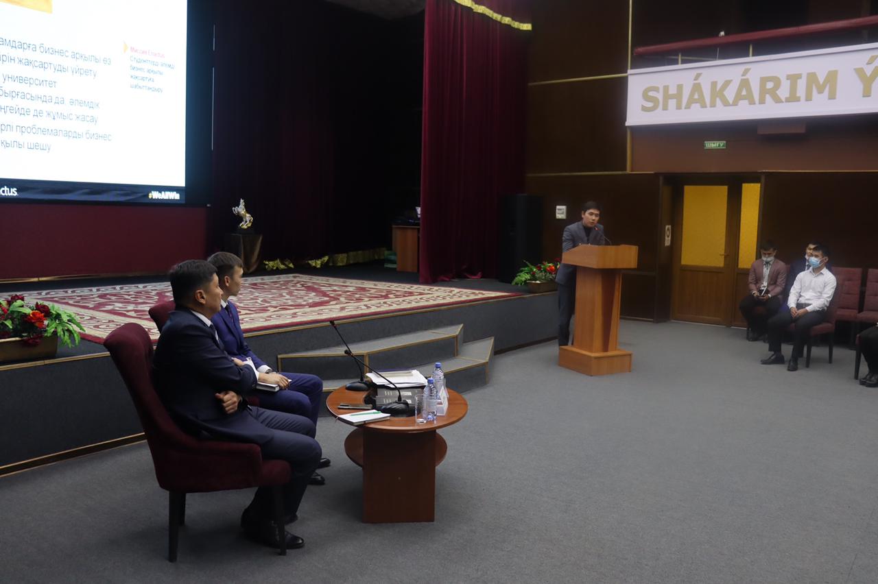 РЕКТОР УНИВЕРСИТЕТА ВСТРЕТИЛСЯ СО СТУДЕНТАМИ- АКТИВИСТАМИ