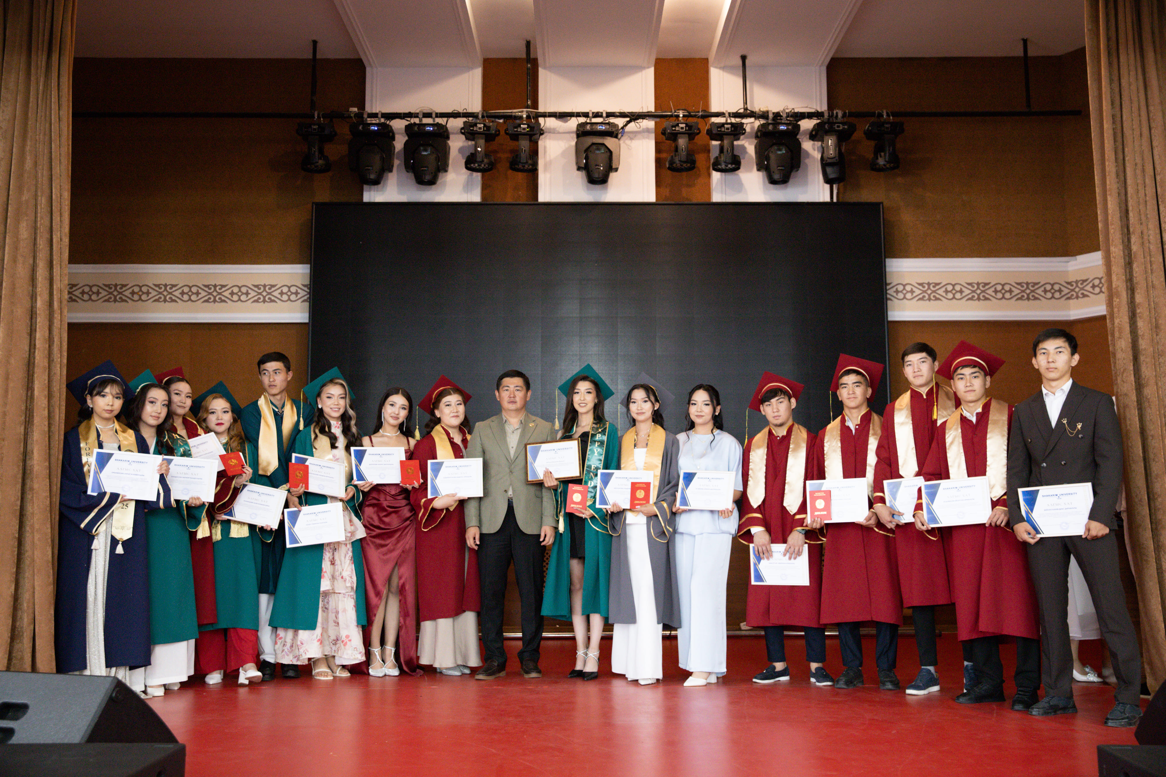 Колледж түлектері қанат қақты