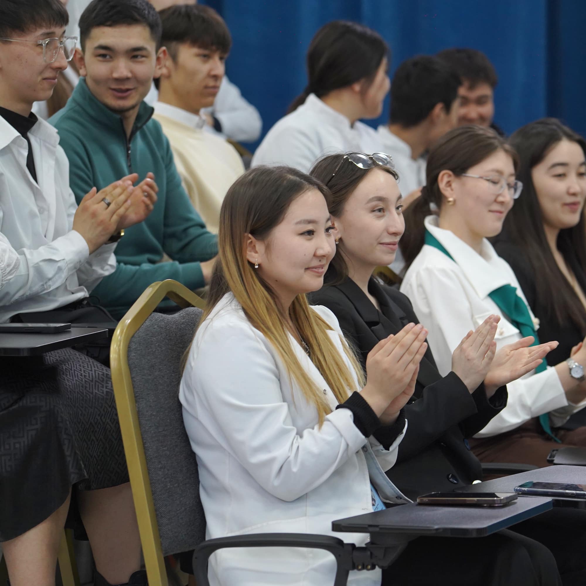 АШЫҚ АЛАҢ: "РЕКТОРҒА СҰРАҒЫҢДЫ ҚОЙ!"