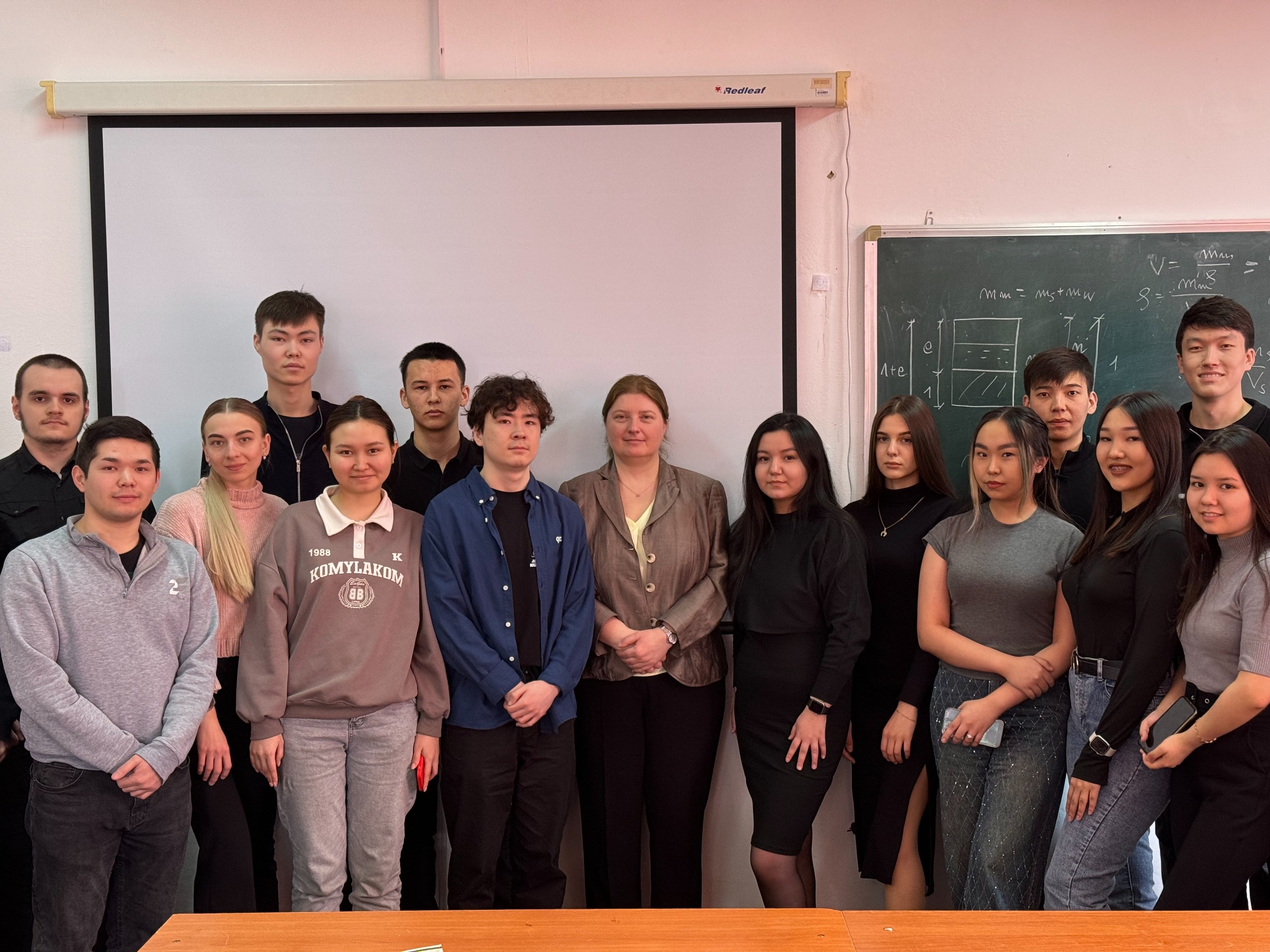 ВАРШАВА ПОЛИТЕХНИКАЛЫҚ УНИВЕРСИТЕТІНІҢ ПРОФЕССОРЫ ДӘРІС ОҚУДА