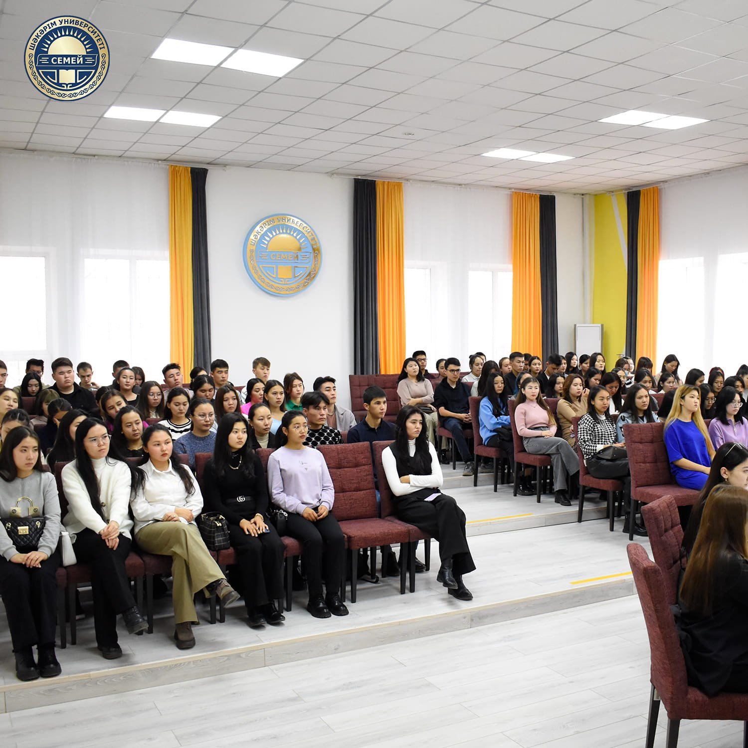 РЕКТОР ВСТРЕТИЛСЯ С МОЛОДЕЖЬЮ