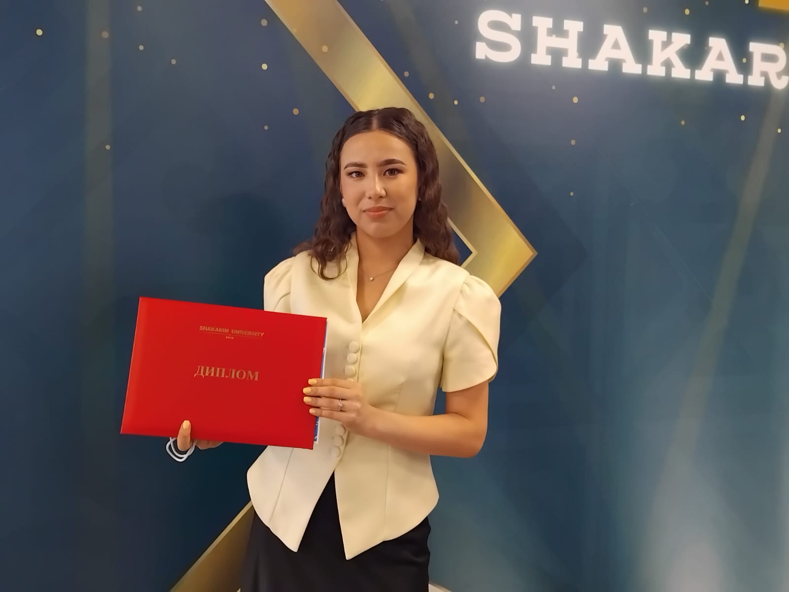 Еркеназ Шагыманова, выпускница Shakarim University:    Shakarim University — это место, где не только  сбываются, но и  реализуются твои мечты! 