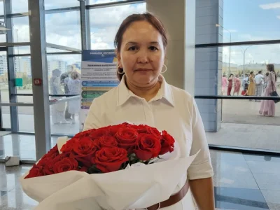 Әсем Тыныштыбекқызы, мама выпускницы:  ... Сегодняшний успех — это не только достижение моей дочери Айым, но и результат усилий всего коллектива Shakarim University