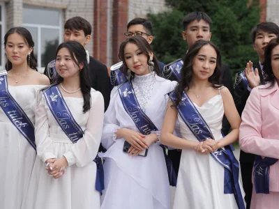 Первые выпускники Shakarim High School 