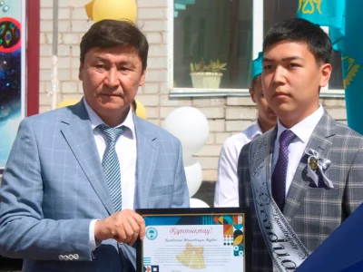 ПРЕДСЕДАТЕЛЬ ПРАВЛЕНИЯ ПОЗДРАВИЛ ВЫПУСКНИКОВ ШКОЛЫ ИМЕНИ ШАКАРИМА  С ПРАЗДНИКОМ ПОСЛЕДНЕГО ЗВОНКА