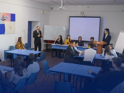 В УНИВЕРСИТЕТЕ ПРОШЛИ ДЕБАТЫ СРЕДИ ШКОЛЬНИКОВ