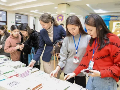 ЖӘРМЕҢКЕДЕ – “QASYM”-НЫҢ  КІТАПТАРЫ