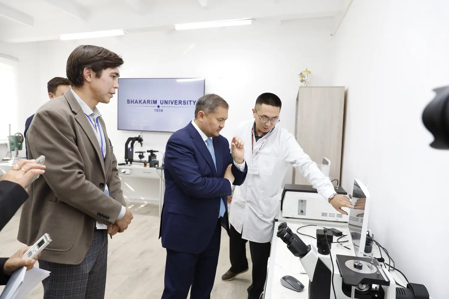 Министр Саясат Нұрбек Шәкәрім университетінің жаңғырған нысандарын аралады