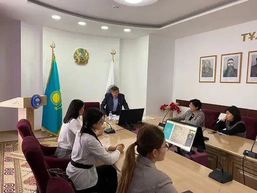 БУДУЩИЕ ИСТОРИКИ ВСТРЕТИЛИСЬ С ИЗВЕСТНЫМ АРХЕОЛОГОМ