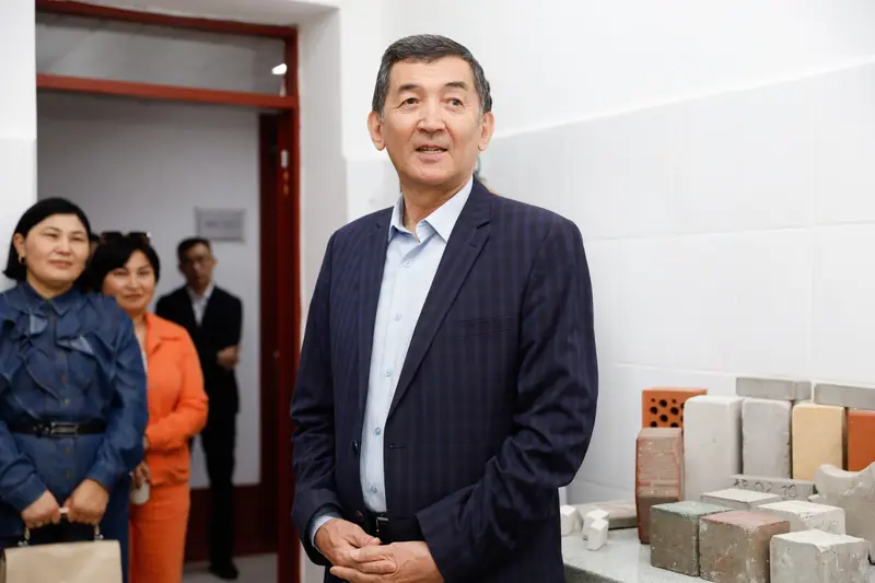 Құмарбек Әмірханов, Шәкәрім университеті Тамақ инженериясы кафедрасының профессоры: Ғылым деген – адам. Ал зертхана – оның жұмыс алаңы. Білім зертханасыз тұйықталған күйге түседі