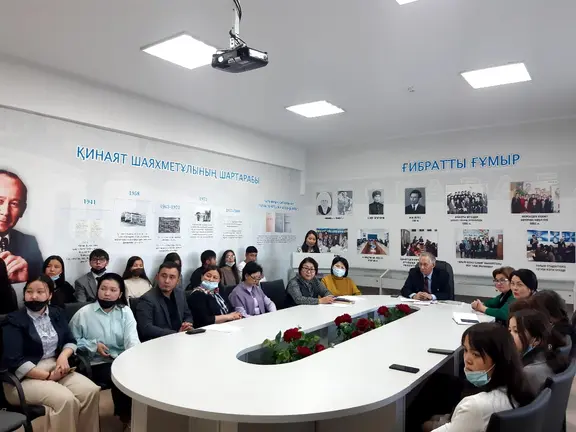 АБАЙ КЛУБЫНЫҢ КЕЗЕКТІ ОТЫРЫСЫ ЖЕРЛЕС ЖАЗУШЫ РОЛЛАН СЕЙСЕНБАЕВТЫҢ ШЫҒАРМАШЫЛЫҒЫНА АРНАЛДЫ