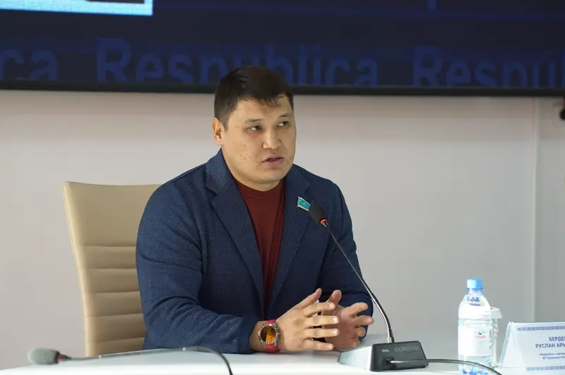 МӘЖІЛІС ДЕПУТАТЫ ШӘКӘРІМ ШАҢЫРАҒЫНДА