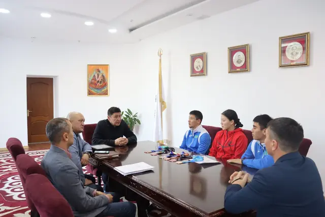 БАСҚАРМА ТӨРАҒАСЫ МЕН СПОРТШЫ СТУДЕНТТЕРІМІЗ ЖҮЗДЕСТІ